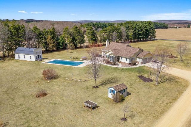 E10059 Block Road, Prairie Du Sac, WI 53578