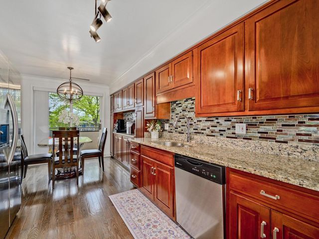 7201 N Lincoln Avenue 205, Lincolnwood, IL 60712