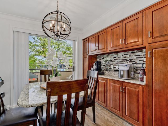 7201 N Lincoln Avenue 205, Lincolnwood, IL 60712