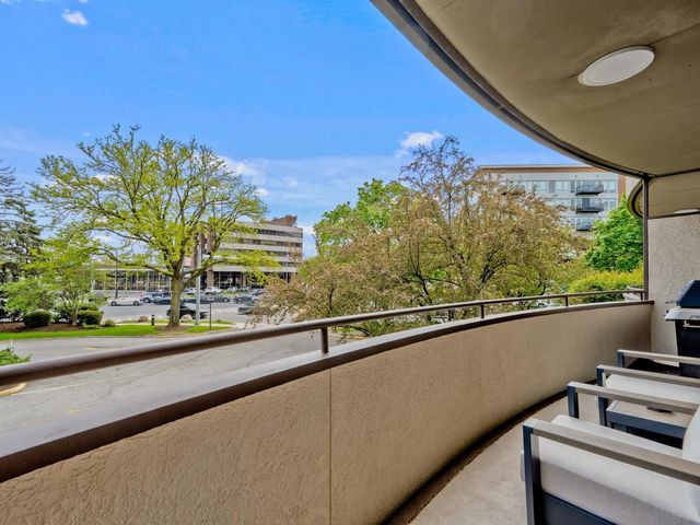 7201 N Lincoln Avenue 205, Lincolnwood, IL 60712