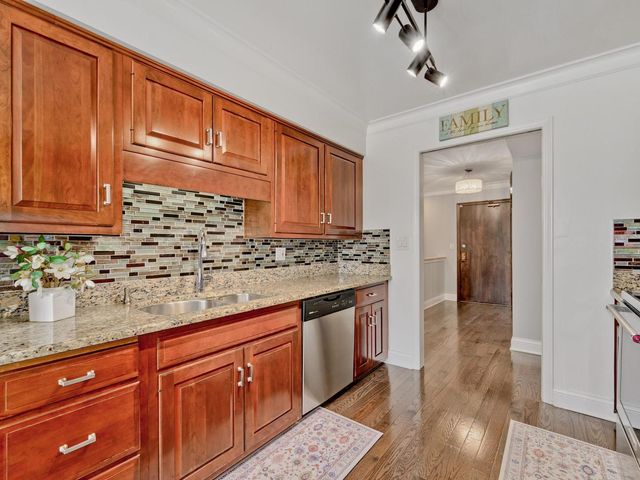 7201 N Lincoln Avenue 205, Lincolnwood, IL 60712