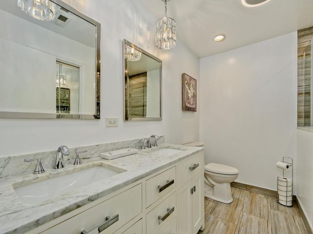 7201 N Lincoln Avenue 205, Lincolnwood, IL 60712