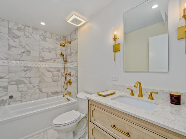 7201 N Lincoln Avenue 205, Lincolnwood, IL 60712