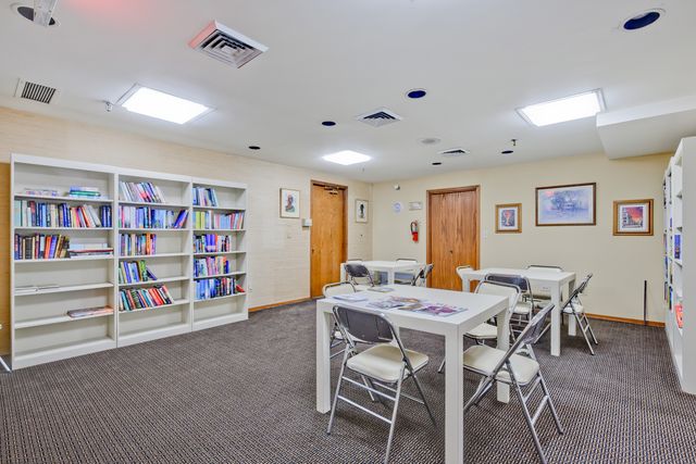 7201 N Lincoln Avenue 205, Lincolnwood, IL 60712