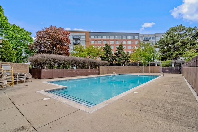 7201 N Lincoln Avenue 205, Lincolnwood, IL 60712
