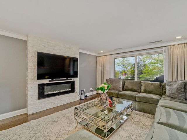 7201 N Lincoln Avenue 205, Lincolnwood, IL 60712