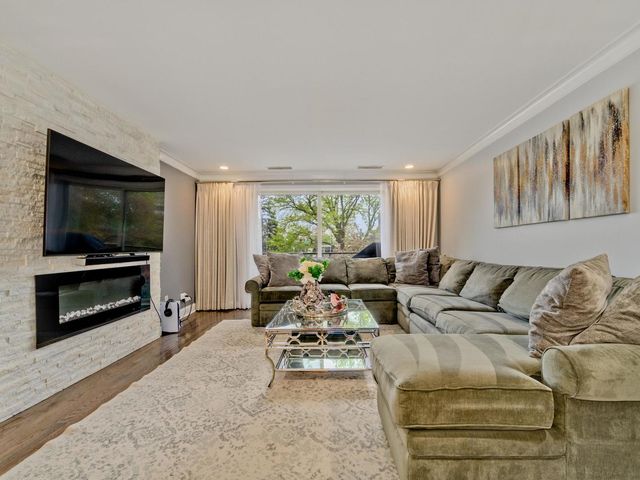 7201 N Lincoln Avenue 205, Lincolnwood, IL 60712