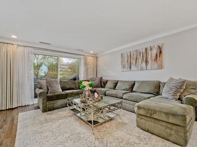 7201 N Lincoln Avenue 205, Lincolnwood, IL 60712