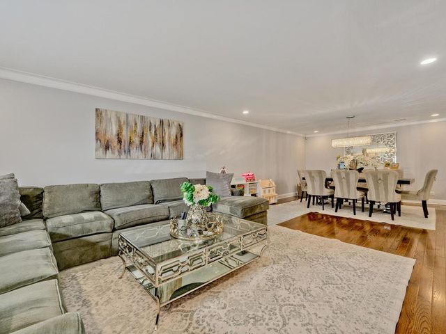 7201 N Lincoln Avenue 205, Lincolnwood, IL 60712