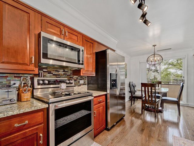 7201 N Lincoln Avenue 205, Lincolnwood, IL 60712
