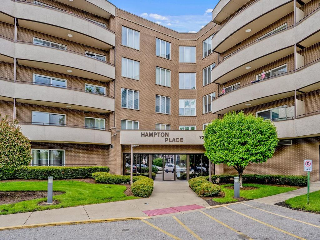 7201 N Lincoln Avenue 205, Lincolnwood, IL 60712