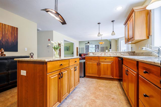 14 Meadow Brook Crossing, Sandown, NH 03873