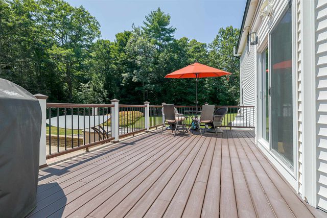 14 Meadow Brook Crossing, Sandown, NH 03873