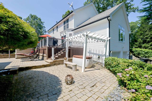 14 Meadow Brook Crossing, Sandown, NH 03873