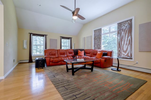 14 Meadow Brook Crossing, Sandown, NH 03873