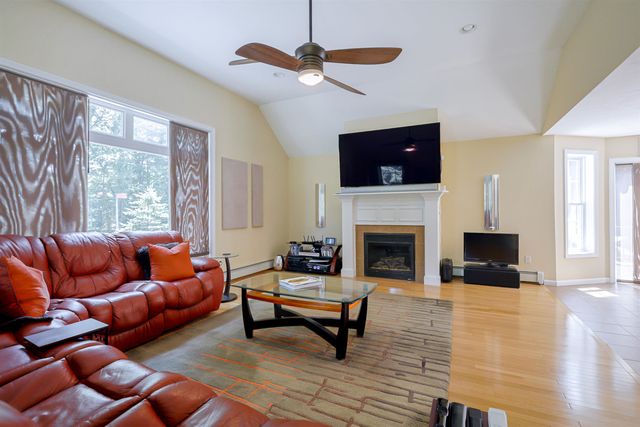 14 Meadow Brook Crossing, Sandown, NH 03873