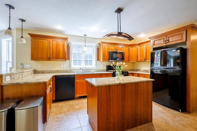 14 Meadow Brook Crossing, Sandown, NH 03873