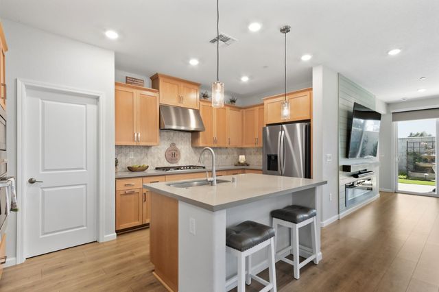 1375 Carson River Dr, Lincoln, CA 95648