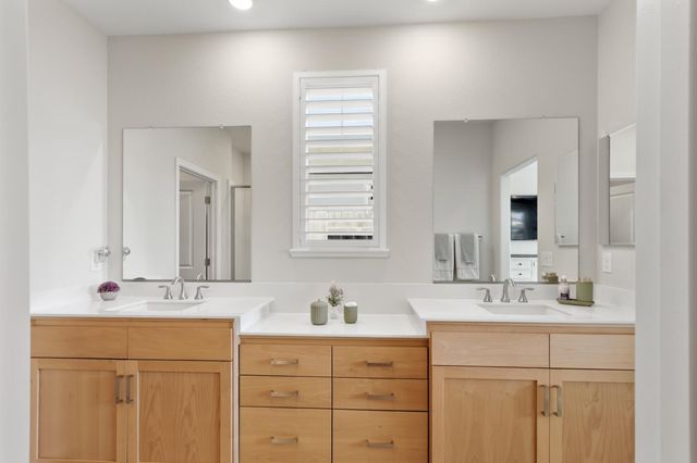 1375 Carson River Dr, Lincoln, CA 95648