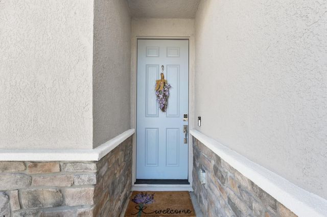 1375 Carson River Dr, Lincoln, CA 95648