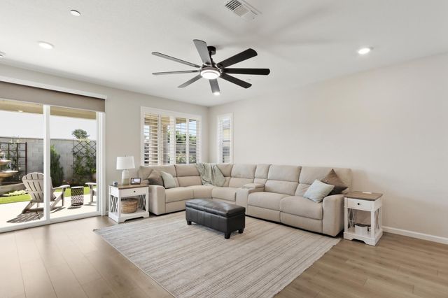 1375 Carson River Dr, Lincoln, CA 95648