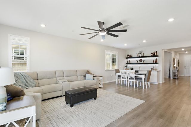 1375 Carson River Dr, Lincoln, CA 95648