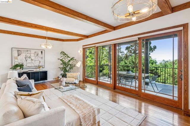 6277 Wood Dr, Oakland, CA 94611