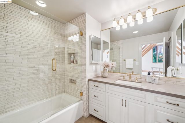 6277 Wood Dr, Oakland, CA 94611