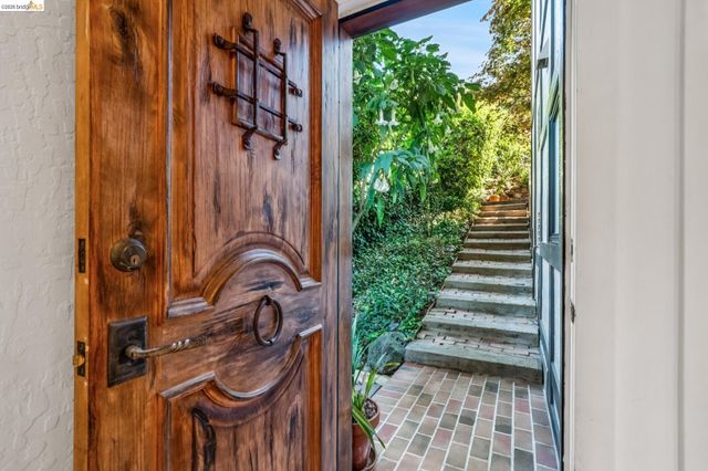 6277 Wood Dr, Oakland, CA 94611