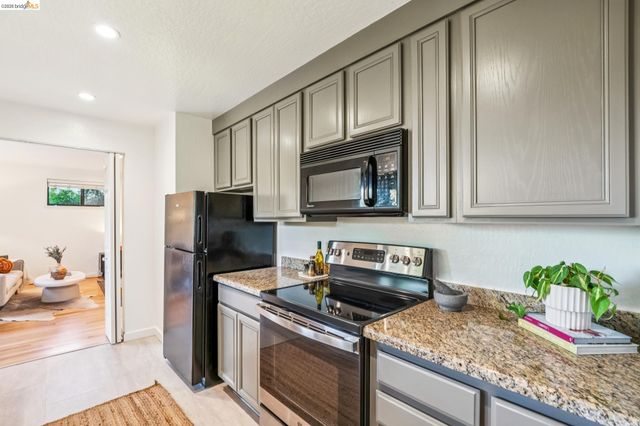 6277 Wood Dr, Oakland, CA 94611