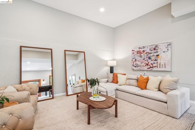 6277 Wood Dr, Oakland, CA 94611