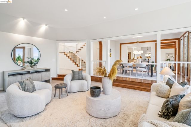 6277 Wood Dr, Oakland, CA 94611