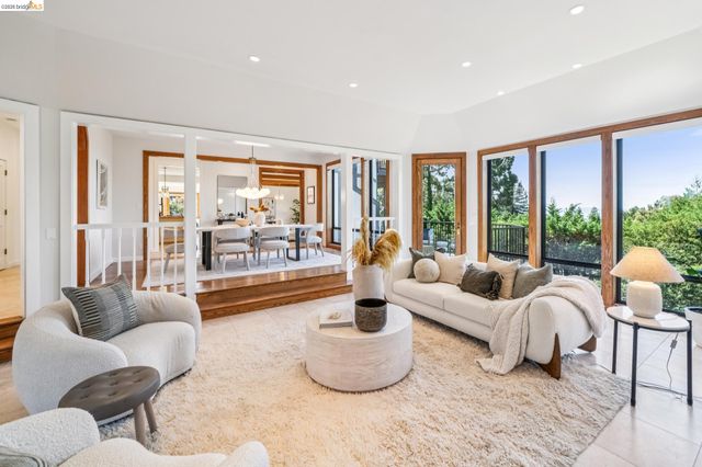 6277 Wood Dr, Oakland, CA 94611