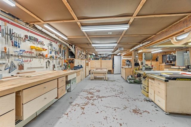 2 Woodridge Rd, Dover, MA 02030