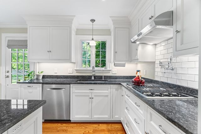 2 Woodridge Rd, Dover, MA 02030