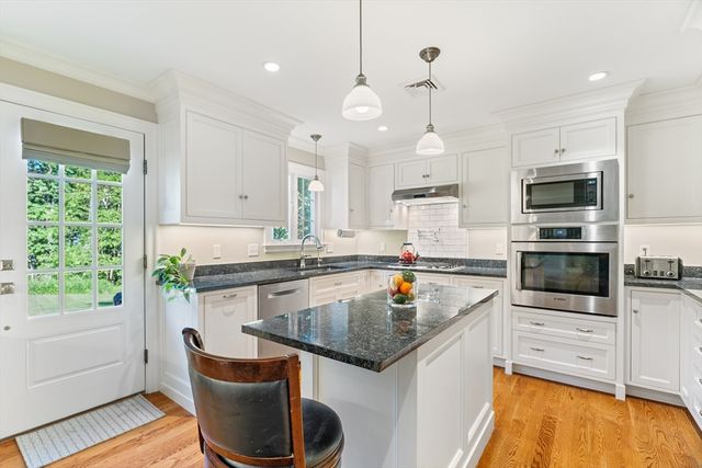 2 Woodridge Rd, Dover, MA 02030