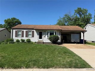 12157 Bennington Place, Maryland Heights, MO 63043