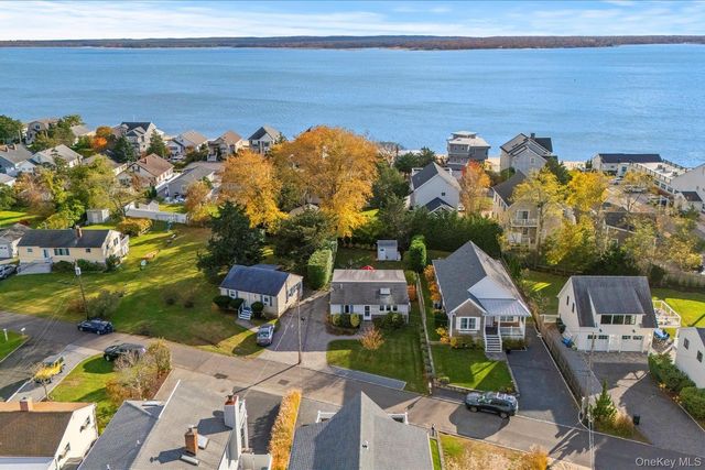 33 Willow Street, Aquebogue, NY 11931