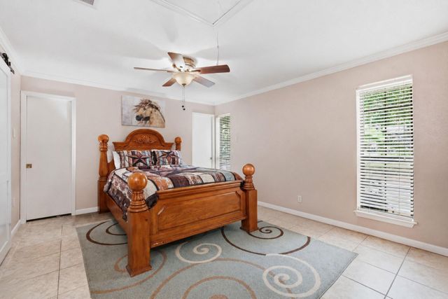 511 Chateau Woods Parkway Drive, Conroe, TX 77385