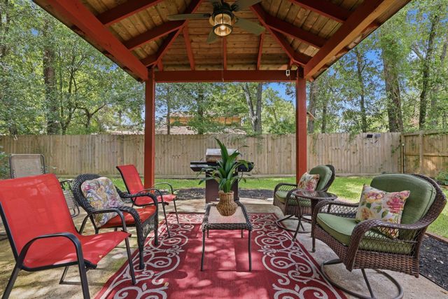 511 Chateau Woods Parkway Drive, Conroe, TX 77385