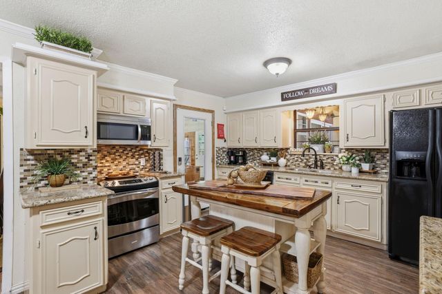 511 Chateau Woods Parkway Drive, Conroe, TX 77385