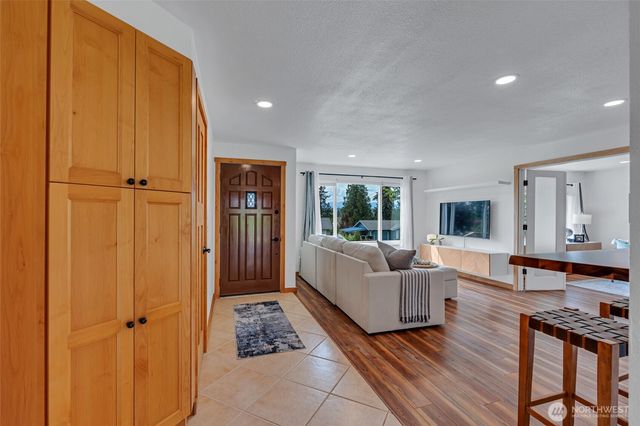 18610 10th Ave NE, Poulsbo, WA 98370