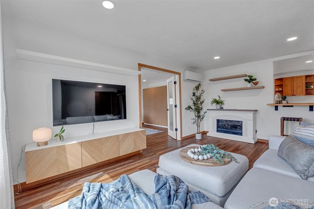 18610 10th Ave NE, Poulsbo, WA 98370
