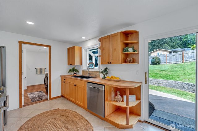 18610 10th Ave NE, Poulsbo, WA 98370