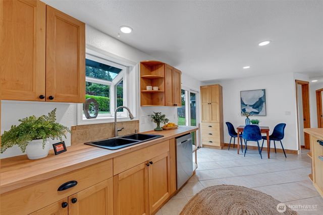 18610 10th Ave NE, Poulsbo, WA 98370