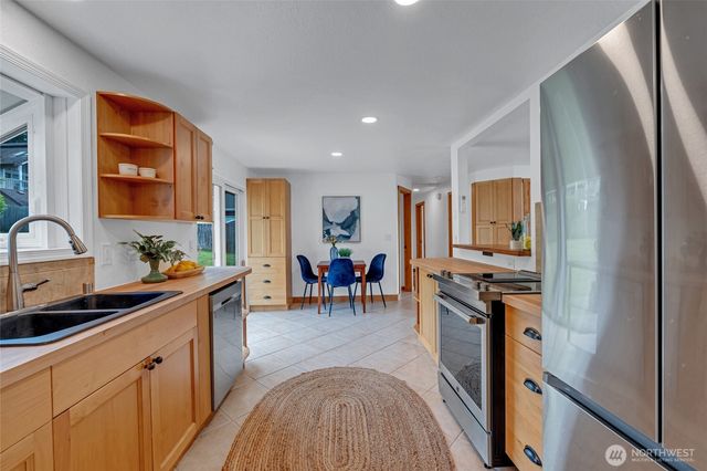 18610 10th Ave NE, Poulsbo, WA 98370
