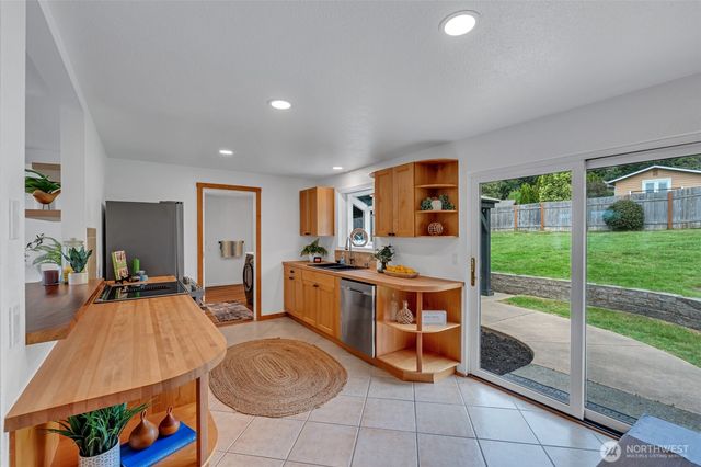 18610 10th Ave NE, Poulsbo, WA 98370