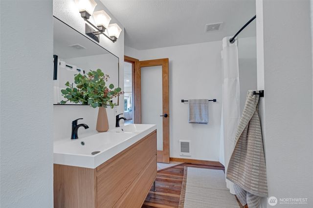 18610 10th Ave NE, Poulsbo, WA 98370