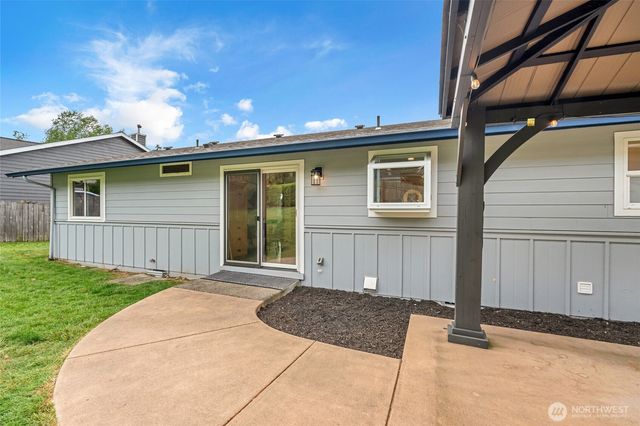 18610 10th Ave NE, Poulsbo, WA 98370