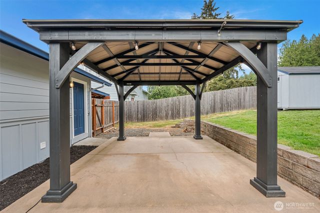 18610 10th Ave NE, Poulsbo, WA 98370